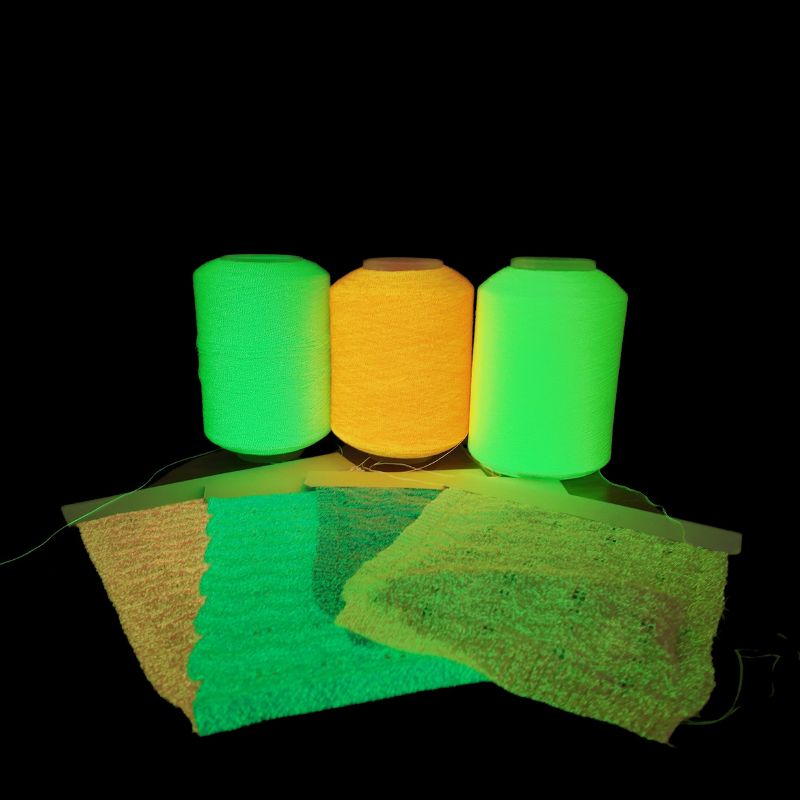 Hilo de tejer fluorescente que brilla en la oscuridad