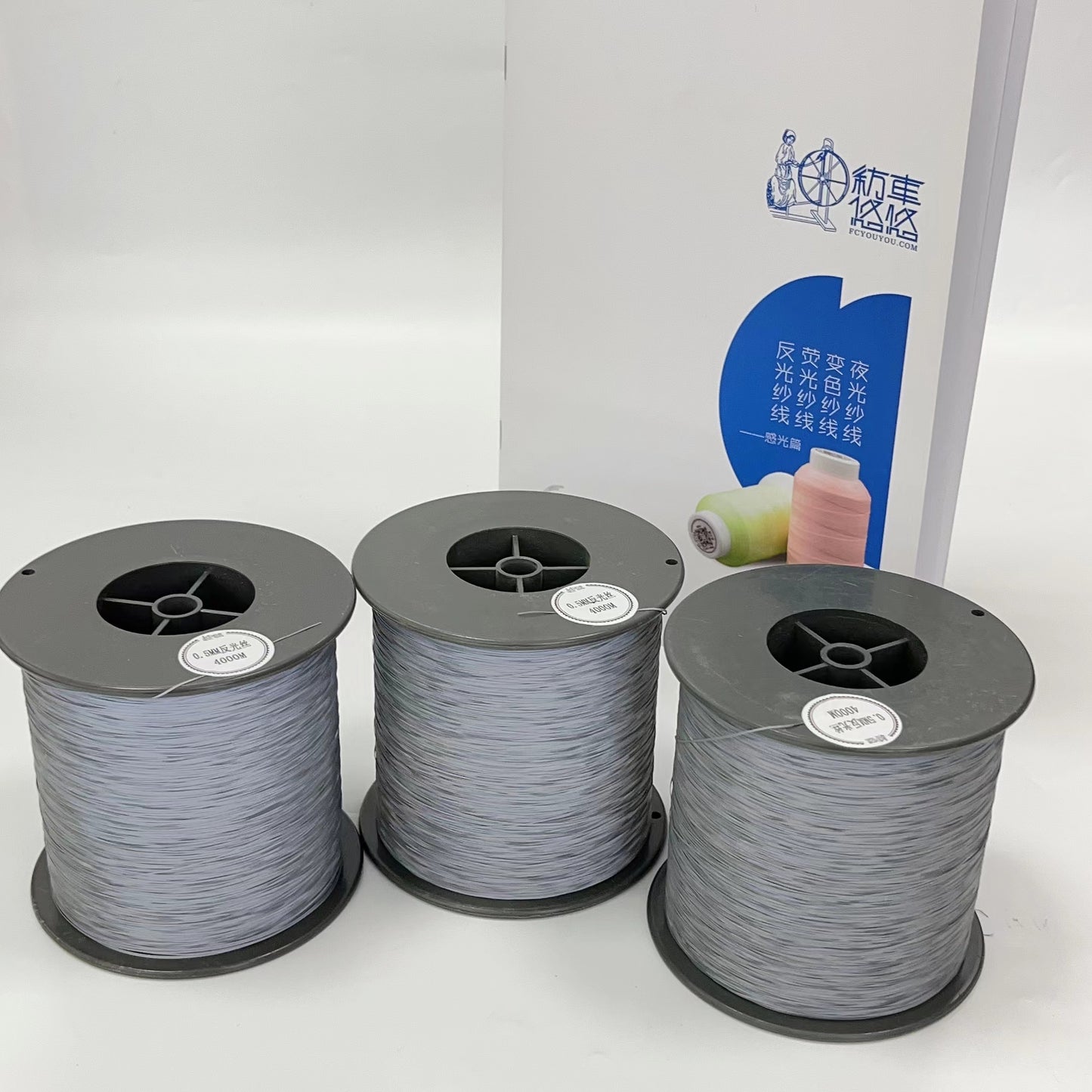 Double side reflective knitting yarn under natural light